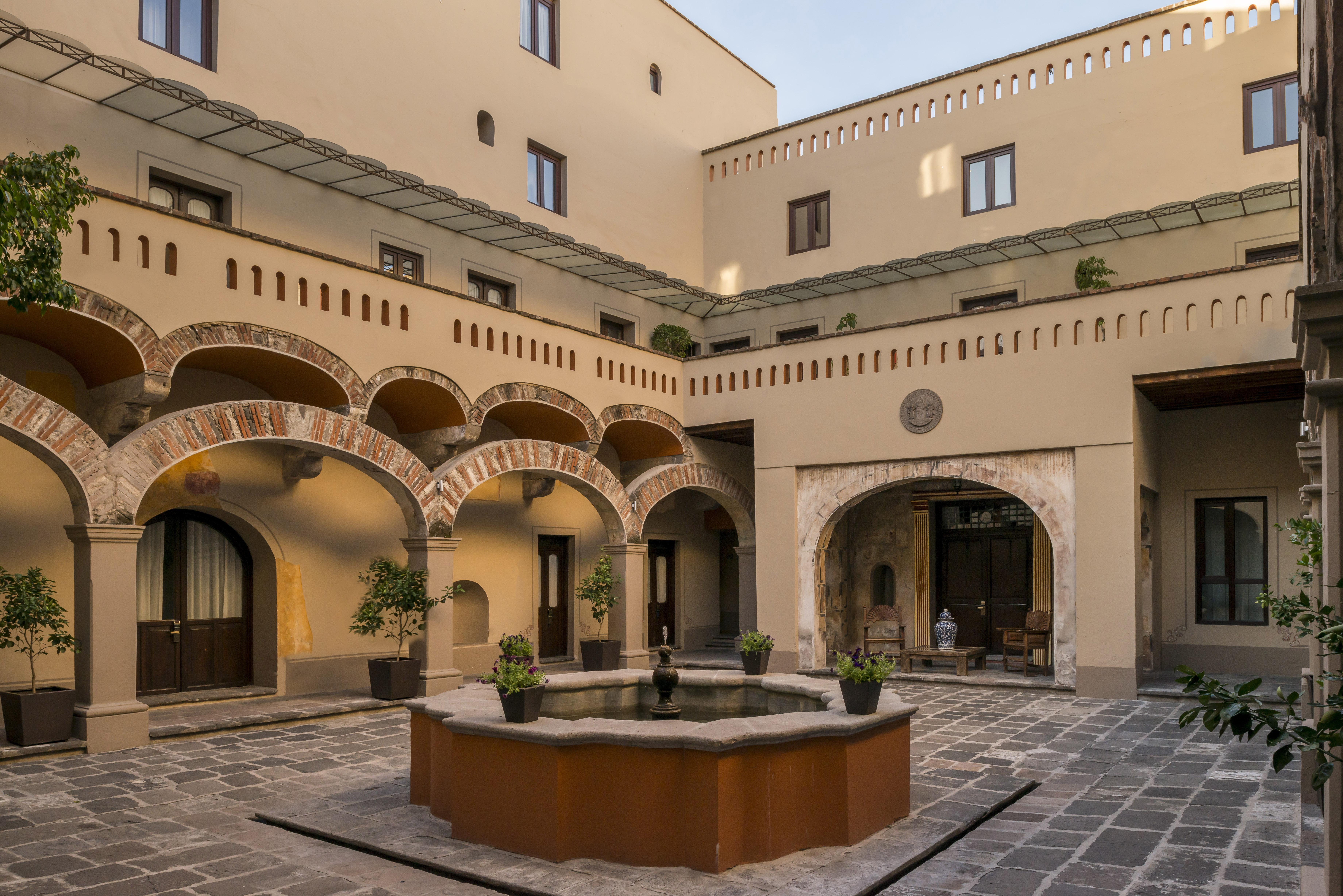 فندق Quinta Real بويبلا المظهر الخارجي الصورة The courtyard of the hotel