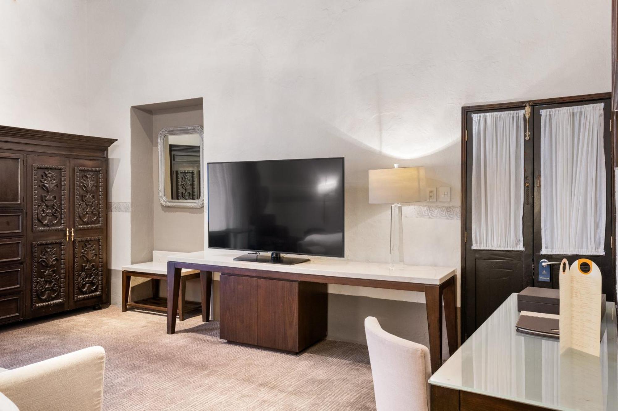 فندق Quinta Real بويبلا المظهر الخارجي الصورة A television in a hotel room