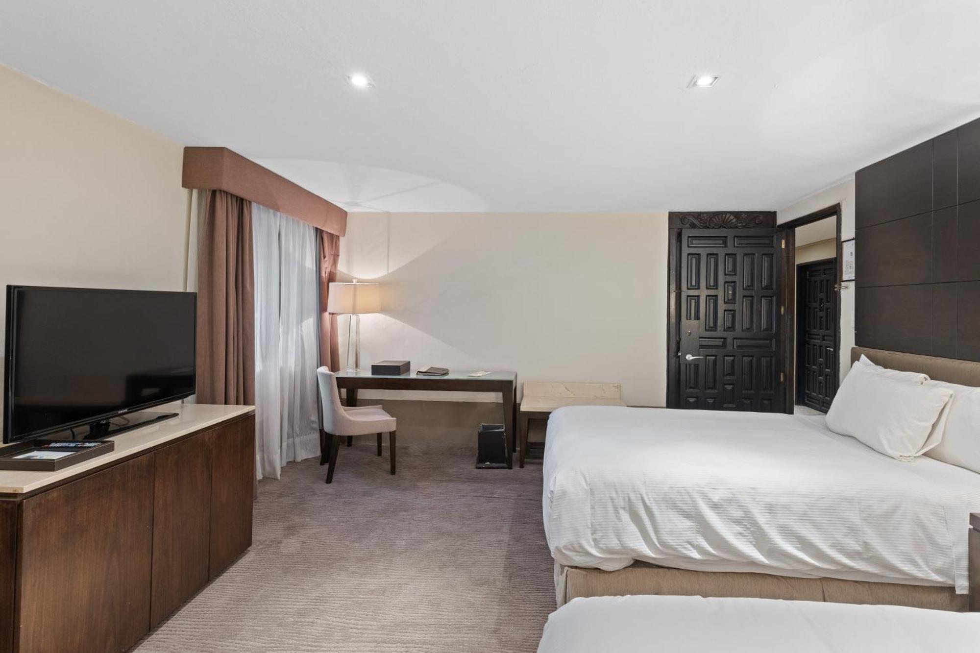 فندق Quinta Real بويبلا المظهر الخارجي الصورة A guest room at the Hilton Garden Inn
