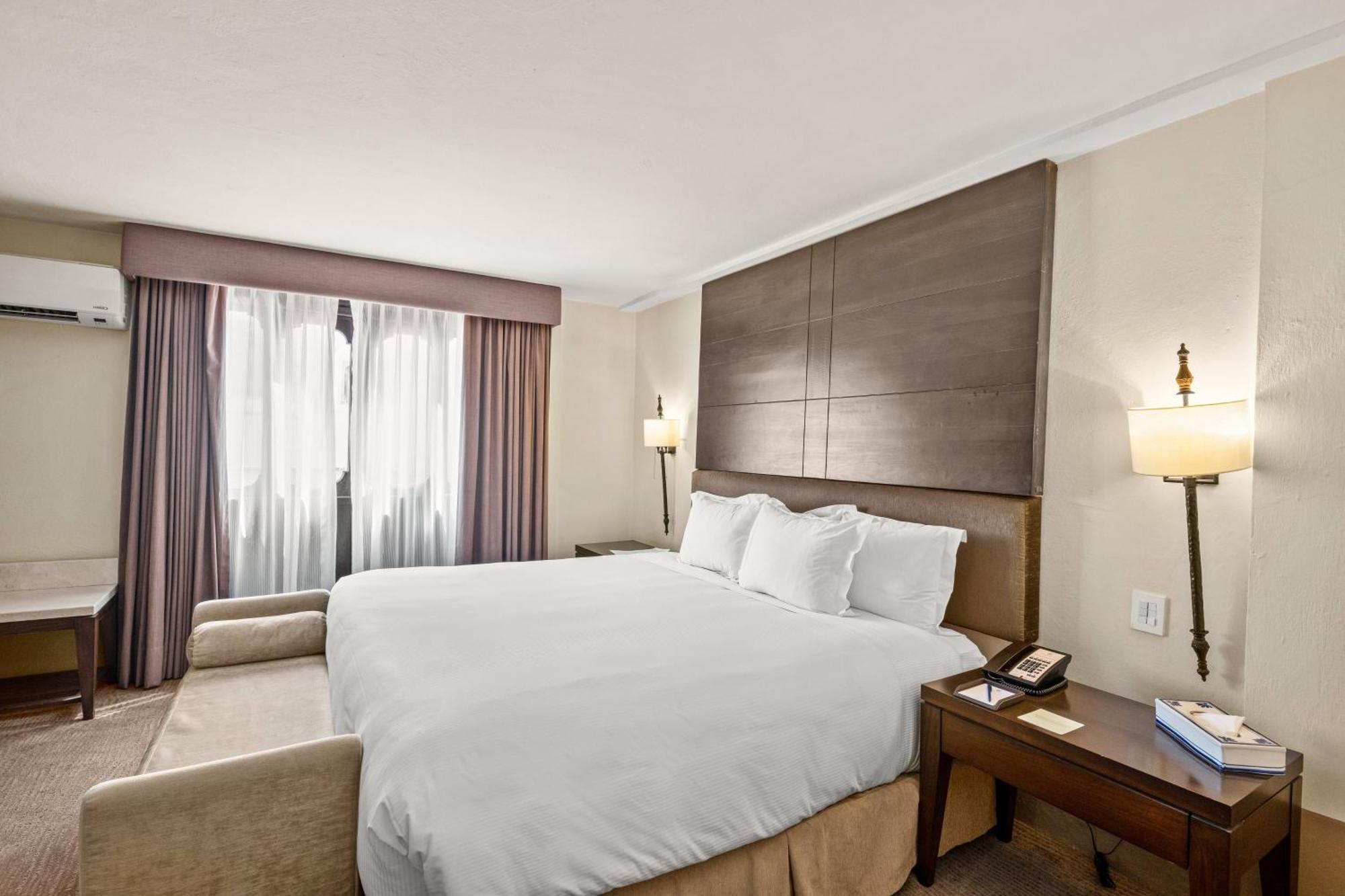 فندق Quinta Real بويبلا المظهر الخارجي الصورة A bedroom at the hotel