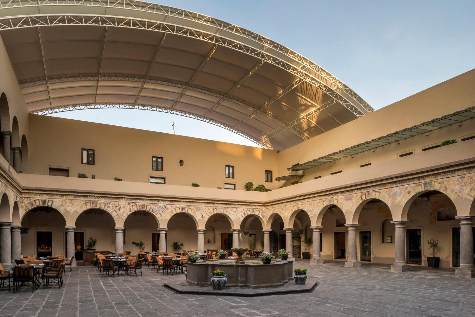 فندق Quinta Real بويبلا المظهر الخارجي الصورة The courtyard of the hotel