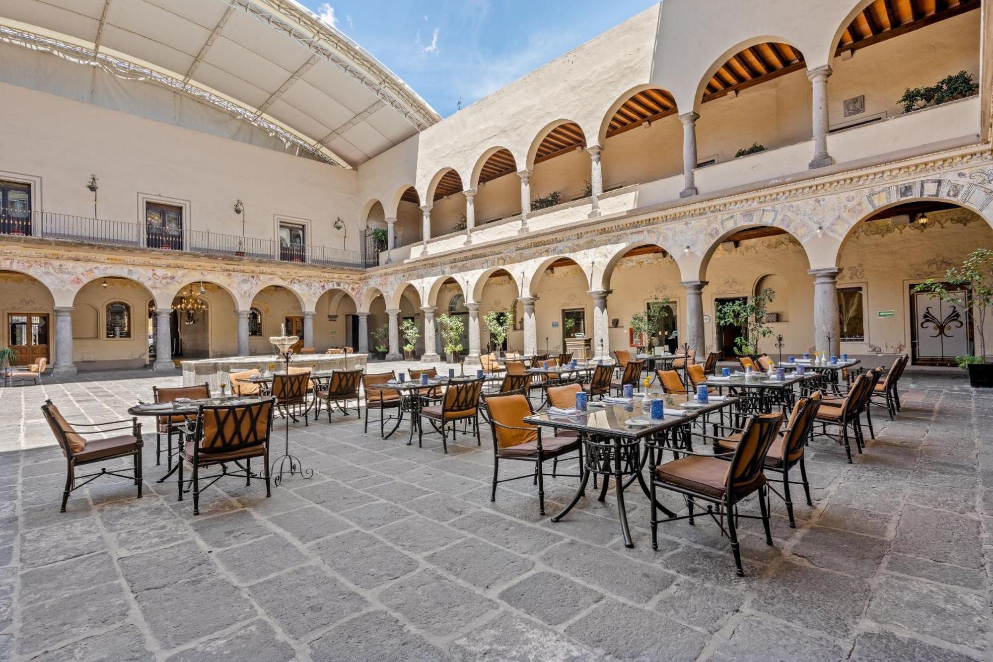فندق Quinta Real بويبلا المظهر الخارجي الصورة The hotel's interior courtyard